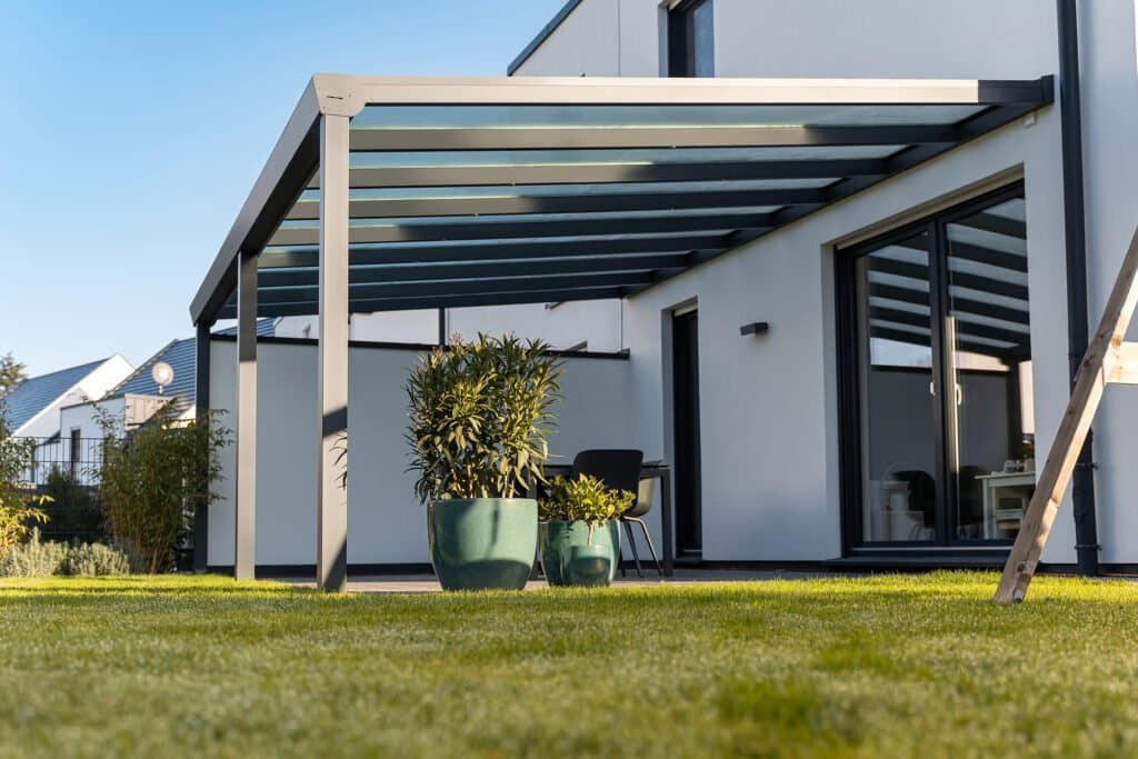 Trendstyle mit Glasdach — Aluminium-Terrassenüberdachung mit Montage